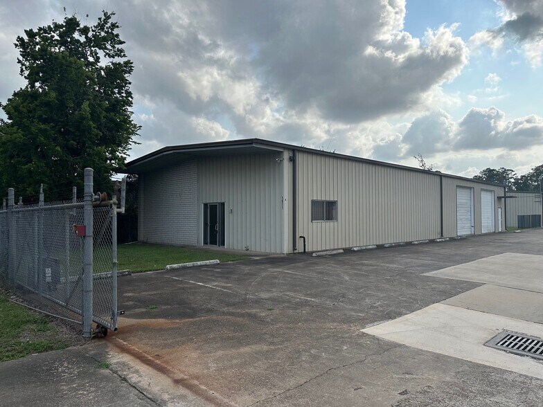 Primary Photo Of 1611 Elmview Dr, Houston Warehouse For Lease