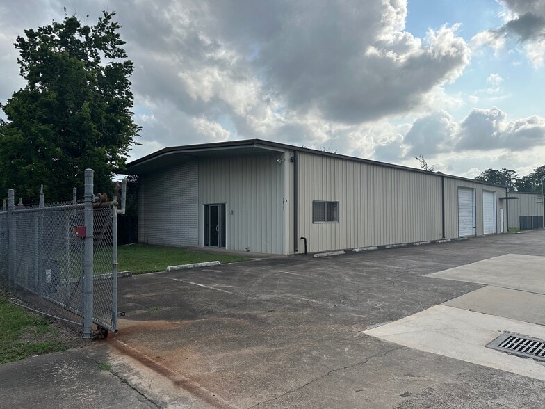 More Photos Of 1611 Elmview Dr, Houston Warehouse For Sale