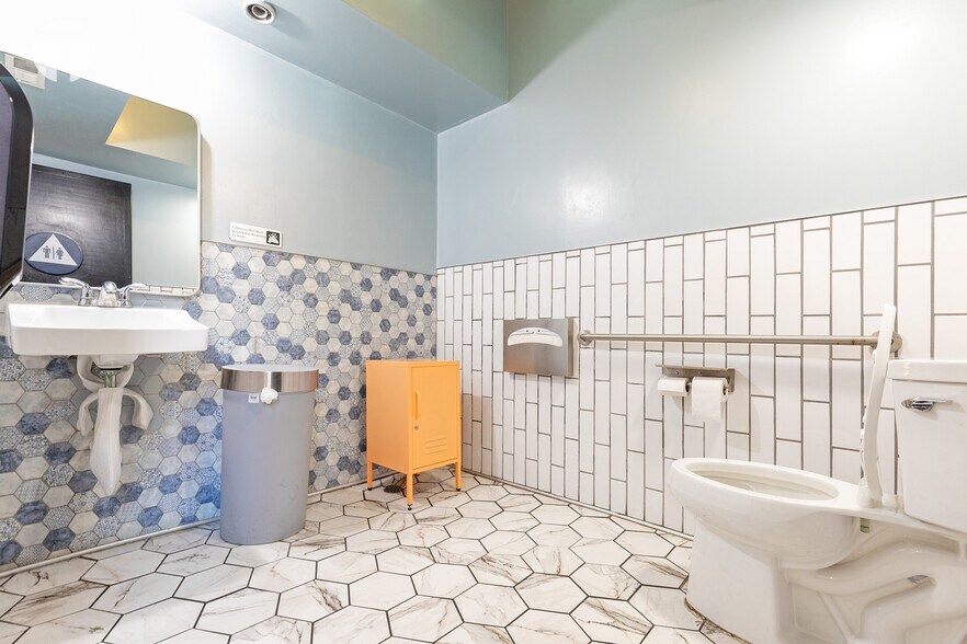 More Photos Of 1221 19th St, Sacramento Restaurant For Sale