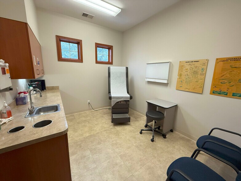 More Photos Of 7971 Moorsbridge Rd, Portage Medical For Lease