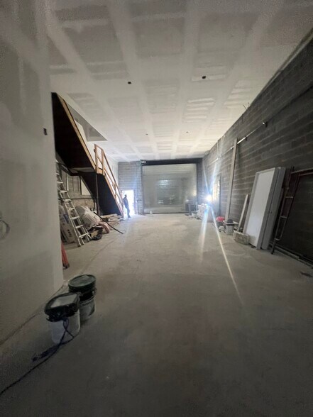 More Photos Of 112 Kingsland Ave, Brooklyn Auto Repair For Lease