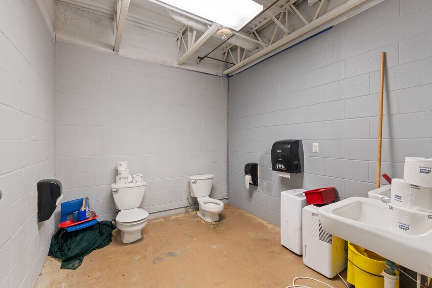 More Photos Of 185 Rebecca St, Gentry Office For Lease