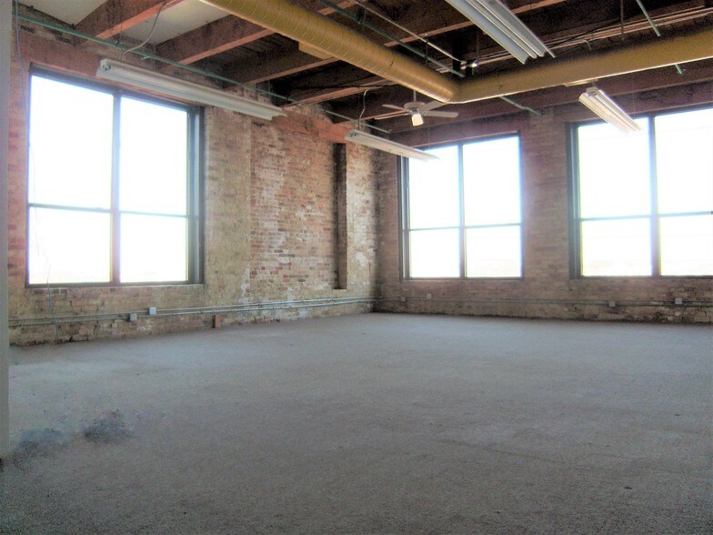 More Photos Of 2000 W Carroll Ave, Chicago Warehouse For Lease