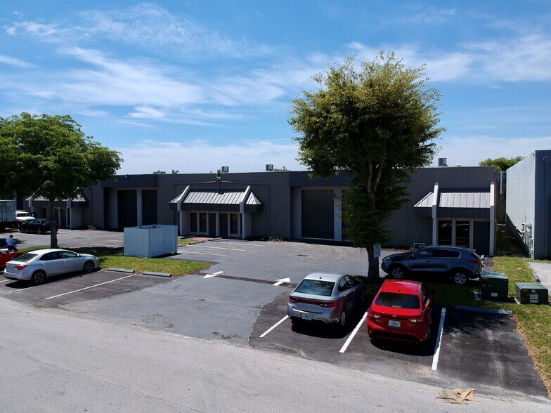 More Photos Of 2290-2336 W 77th St, Hialeah Warehouse For Lease