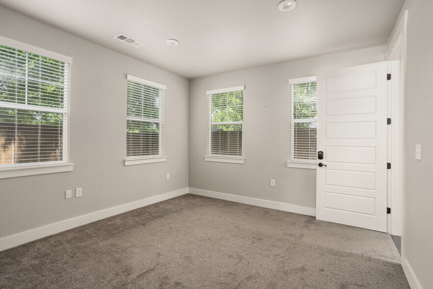 More Photos Of 303 E Broad St, Mansfield Office For Lease