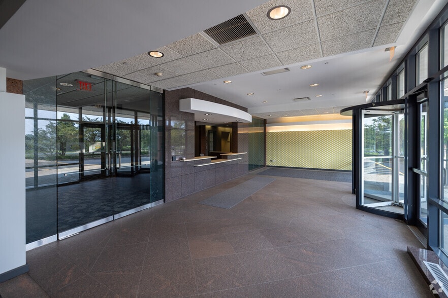 More Photos Of 4 Overlook Pt, Lincolnshire Office For Lease