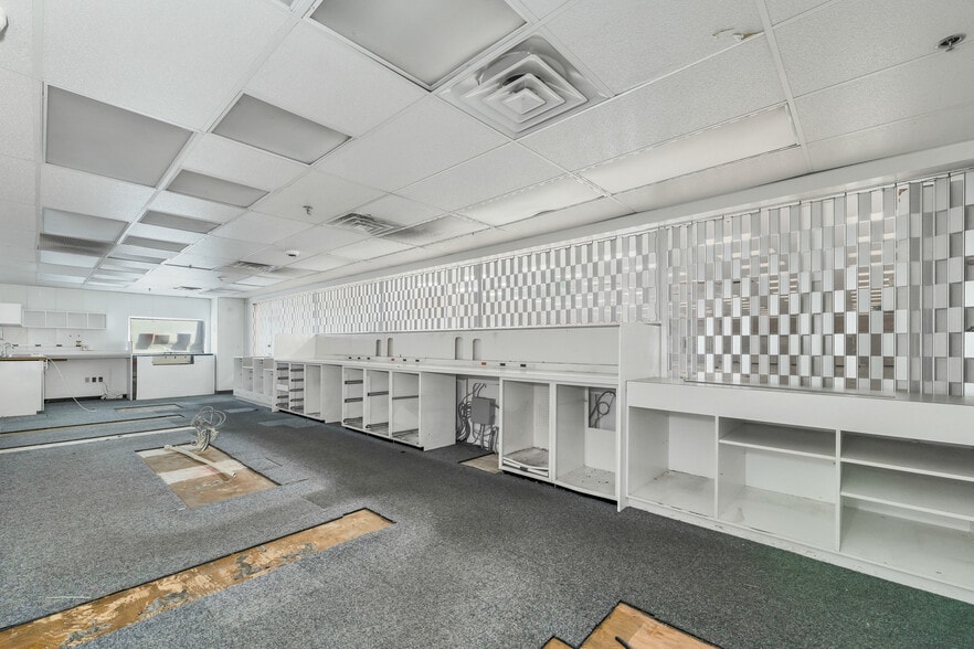 More Photos Of 15 Mont Vernon St, Milford Freestanding For Lease