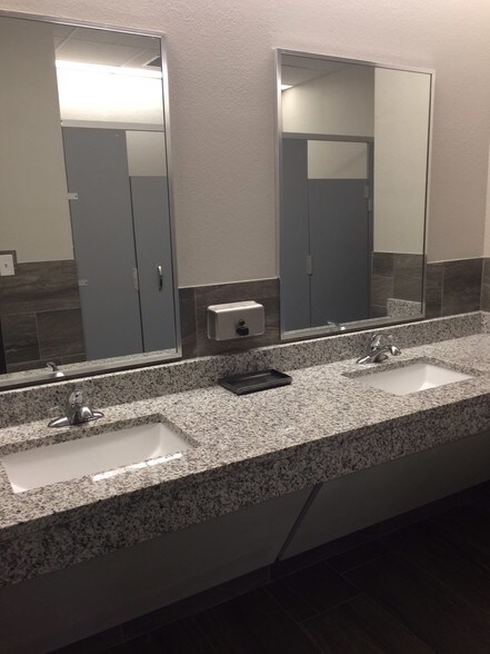 More Photos Of 1800 Teague Dr, Sherman Office For Lease