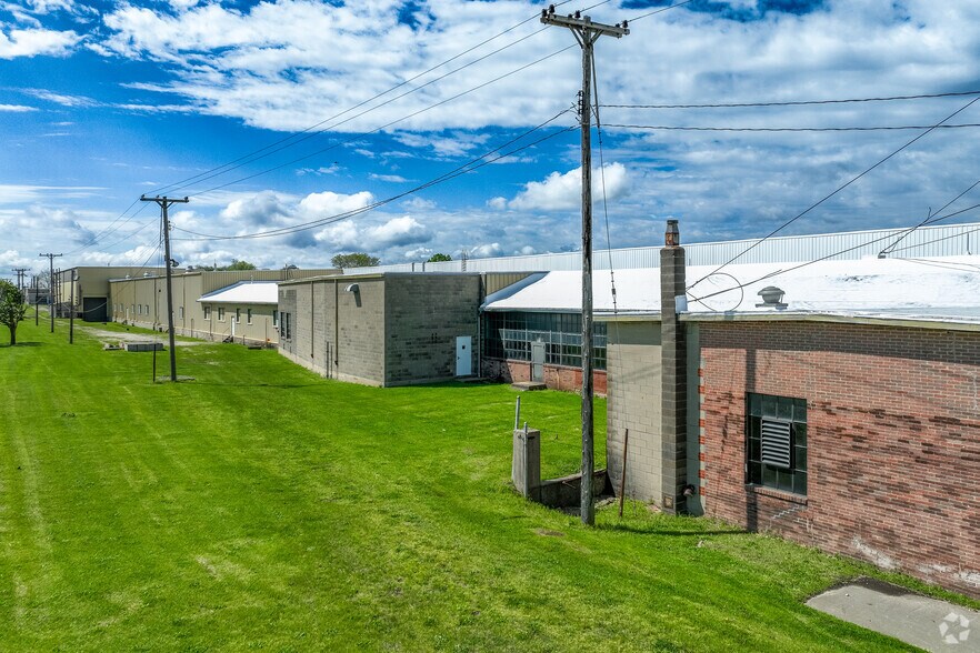 More Photos Of 1900 Pleasant St, Dekalb Manufacturing For Lease