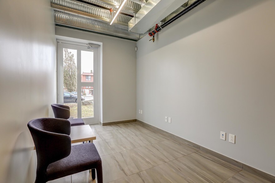 More Photos Of 4463 Boul des Grandes-Prairies, Montréal Warehouse For Sale