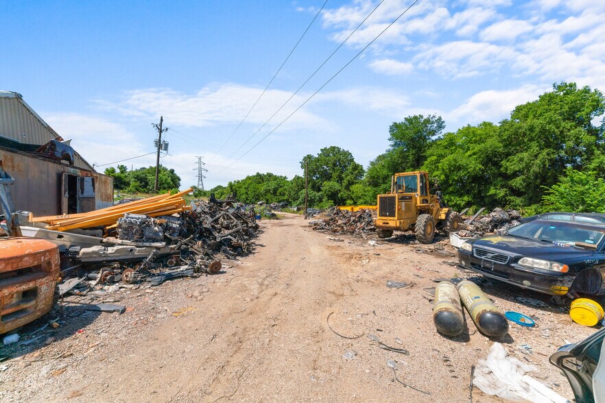 More Photos Of 10466 Central Expy, Dallas Auto Salvage Facility For Sale