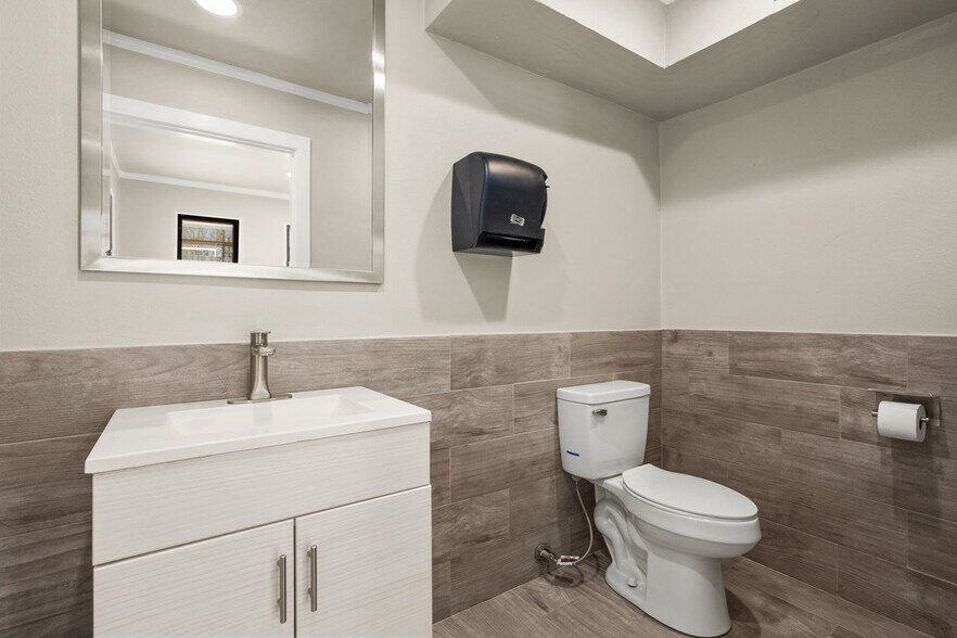 More Photos Of 407 S Home St, Corrigan Auto Dealership For Lease