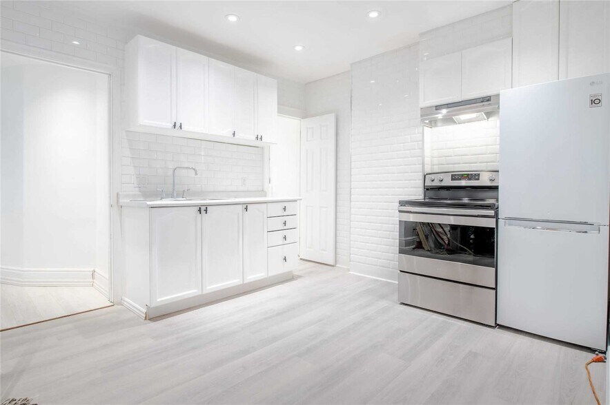 More Photos Of 62 Dunlop St W, Barrie Storefront Retail Residential For Sale