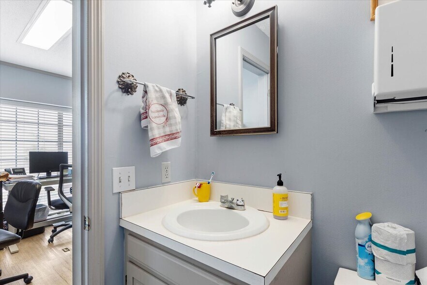 More Photos Of 235-237 John Knox Rd, Tallahassee Medical For Sale