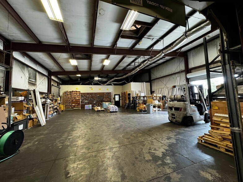 More Photos Of 2214 N Washington Blvd, Sarasota Warehouse For Lease
