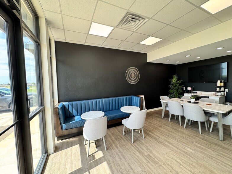 More Photos Of 901 E Main St, Yukon General Retail For Lease