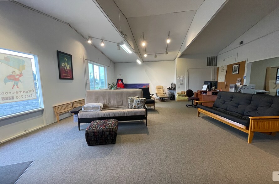 More Photos Of 5260 NW Highway 99, Corvallis Showroom For Lease