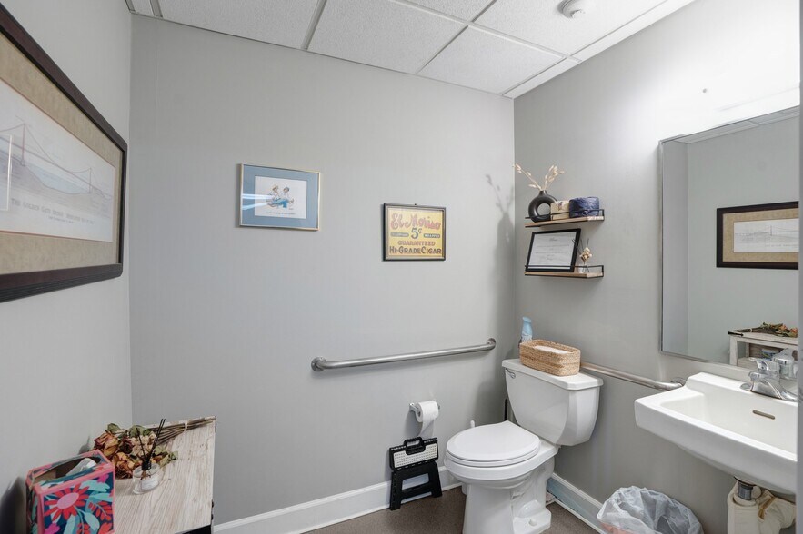 More Photos Of 1882 Porter Lake Dr, Sarasota Light Manufacturing For Sale