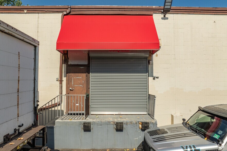 More Photos Of 555 Secaucus Rd, Secaucus Warehouse For Lease