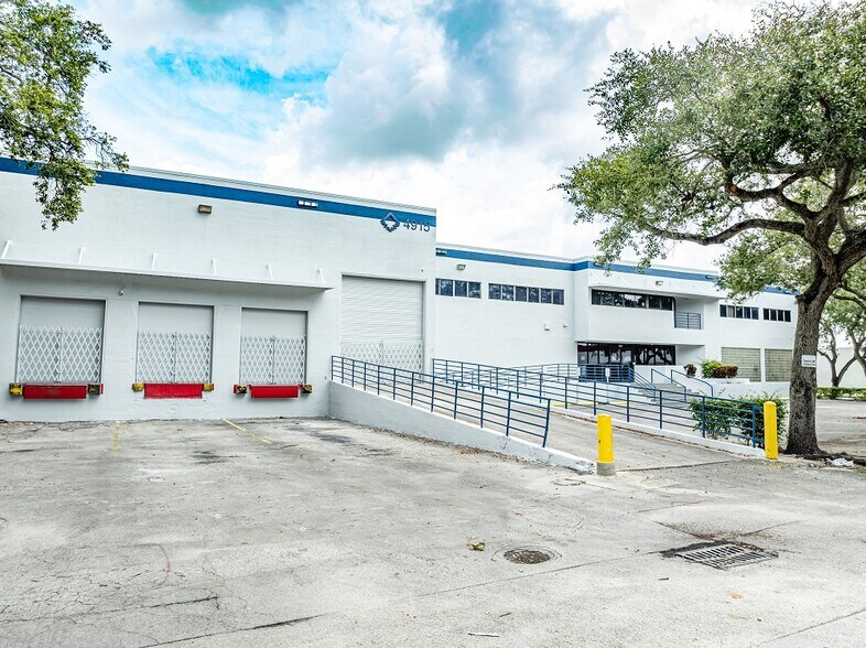 More Photos Of 4915 NW 159th St, Miami Lakes Warehouse For Lease