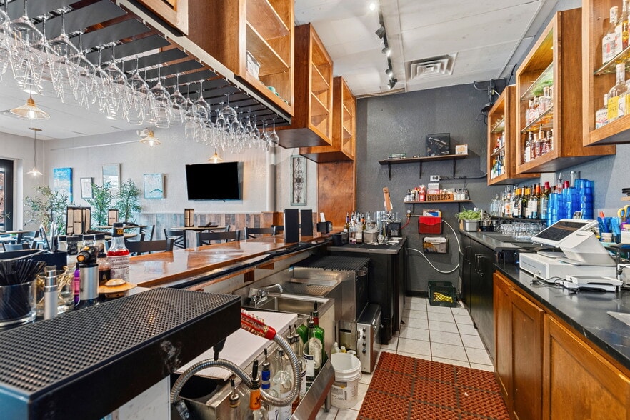More Photos Of 516 Main St, Longmont Bar For Sale