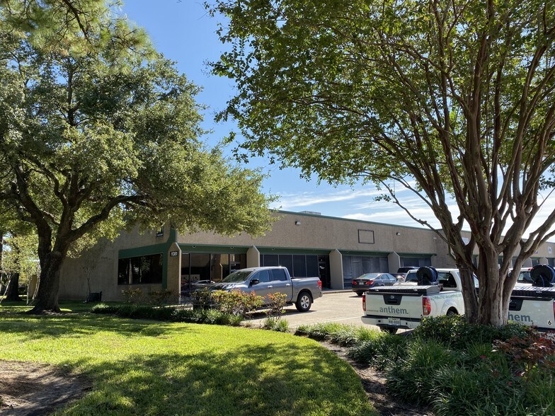 Primary Photo Of 11381 Meadowglen Ln, Houston Unknown For Lease