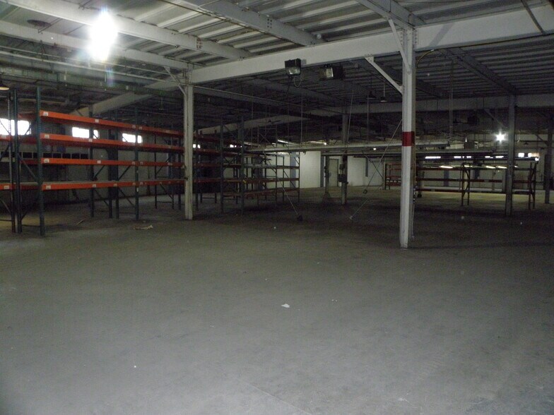 More Photos Of 922 Armstrong St, Morris Distribution For Lease