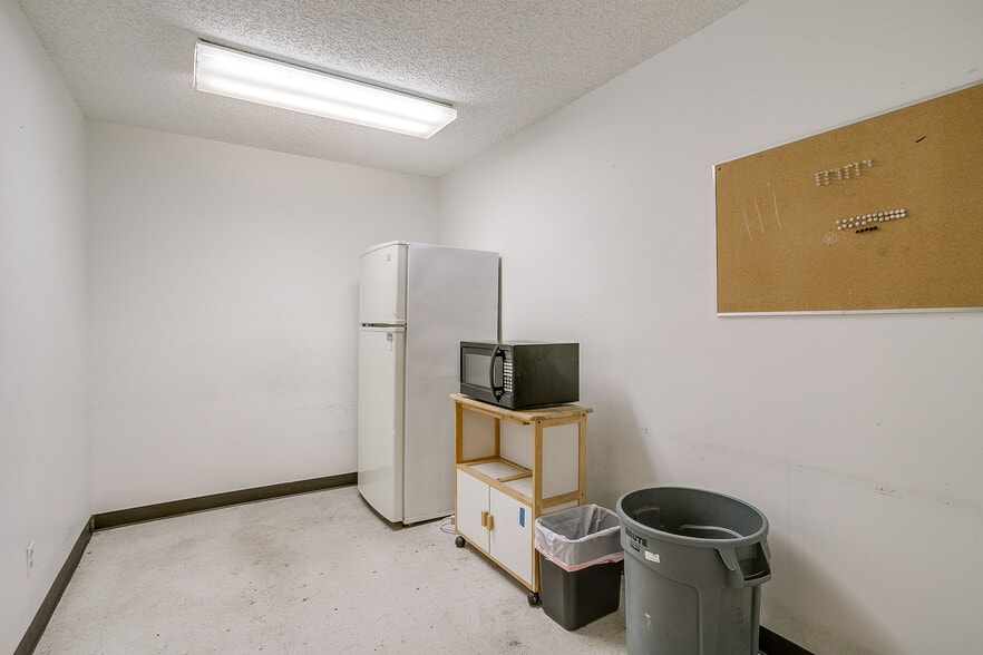 More Photos Of 1841 W Division St, Arlington Warehouse For Sale