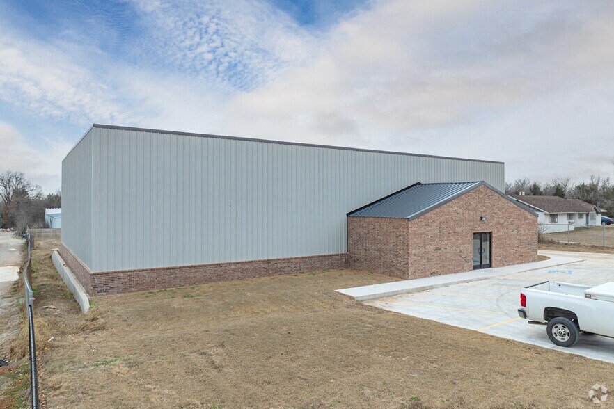 More Photos Of 18608 NE 23rd St, Harrah Light Distribution For Lease