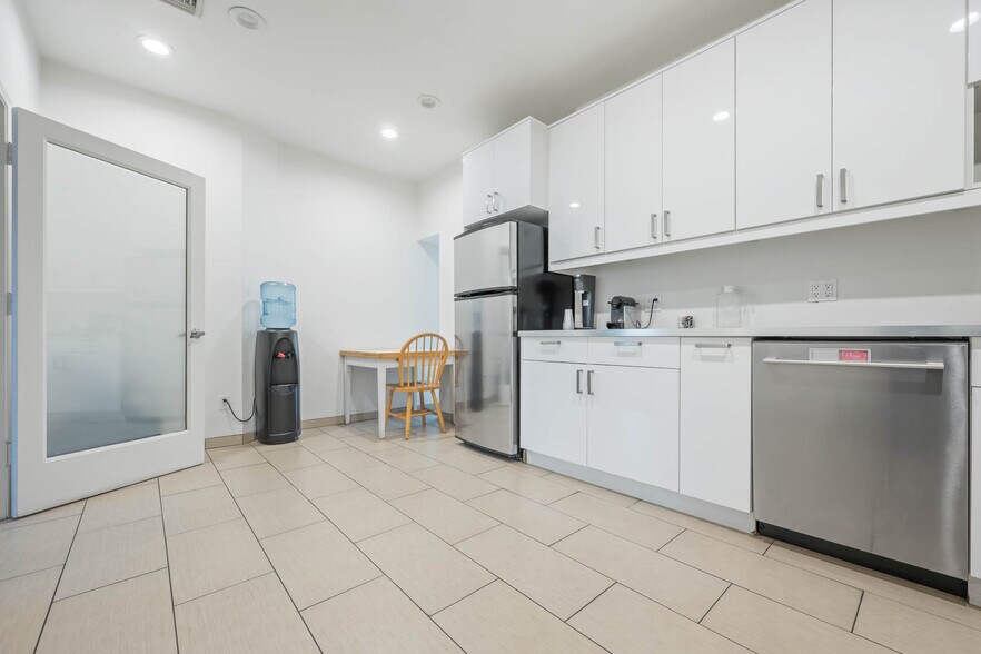 More Photos Of 449 S Beverly, Beverly Hills Office For Sale