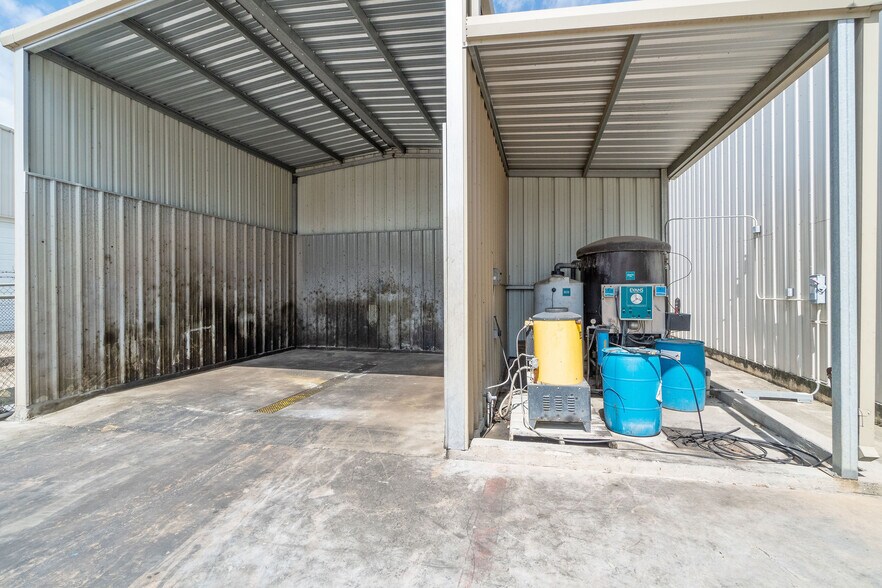 More Photos Of 5119 Hiltonview Rd, Houston Warehouse For Lease