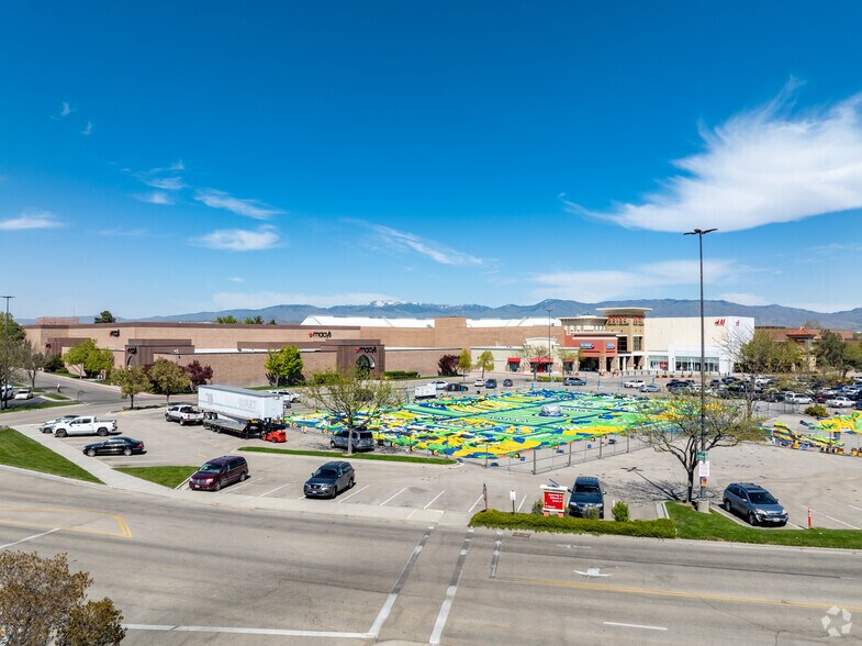 More Photos Of 350 N Milwaukee St, Boise General Retail For Lease