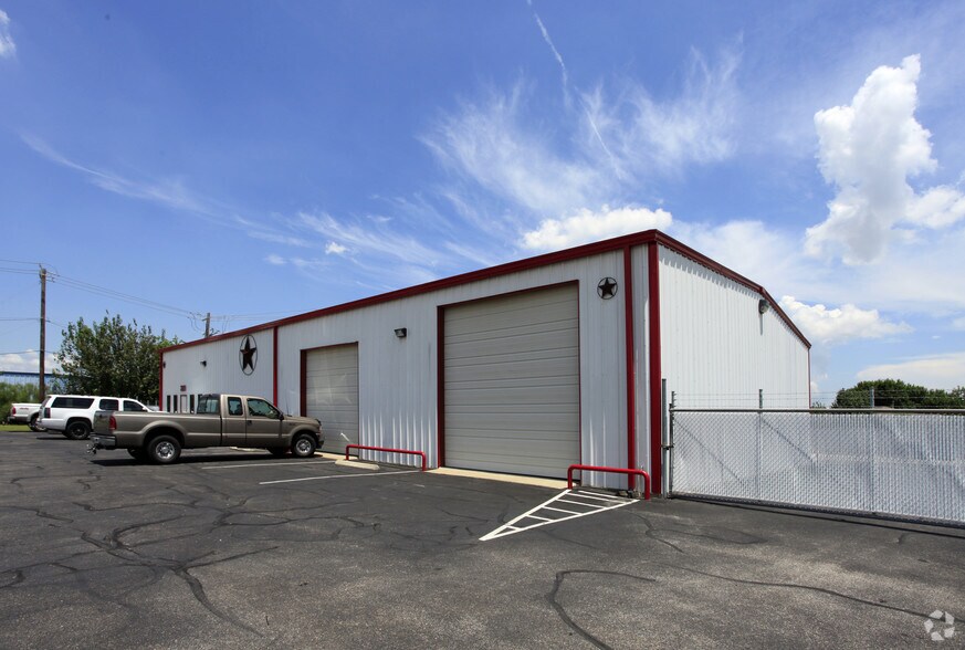 More Photos Of 2301 Underwood Rd, La Porte Warehouse For Lease