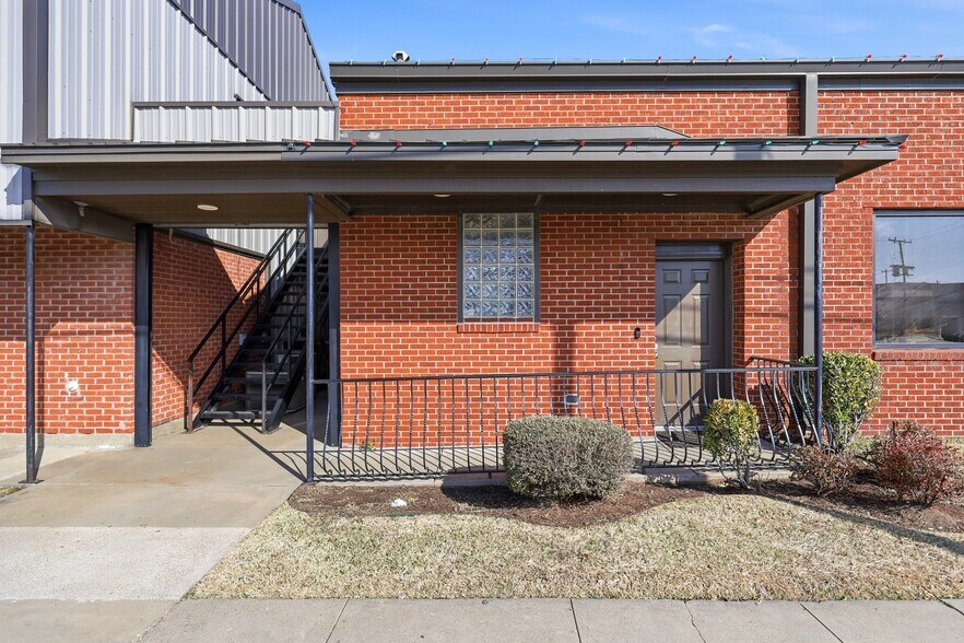 More Photos Of 203 N 5th St, Wills Point Office For Sale