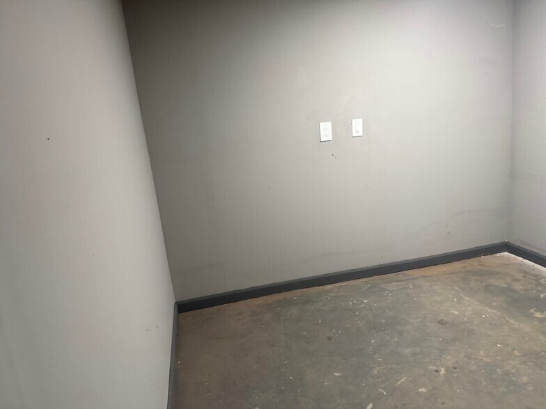 More Photos Of 1350 Commerce Dr, Stockbridge Warehouse For Lease