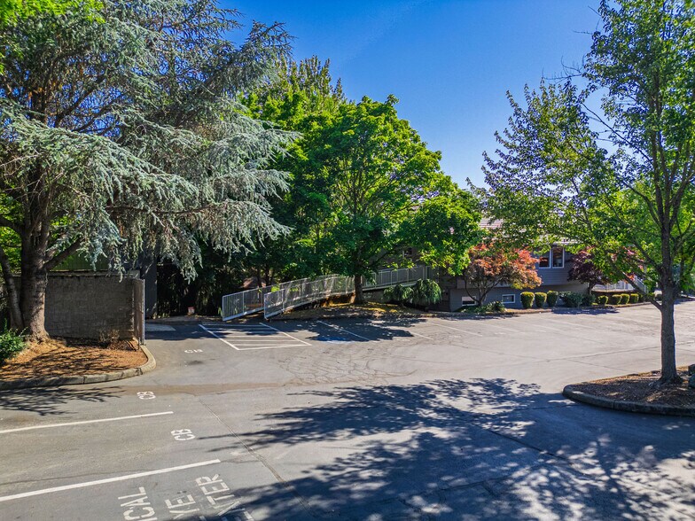More Photos Of 873 NE 7th St, Grants Pass Medical For Lease
