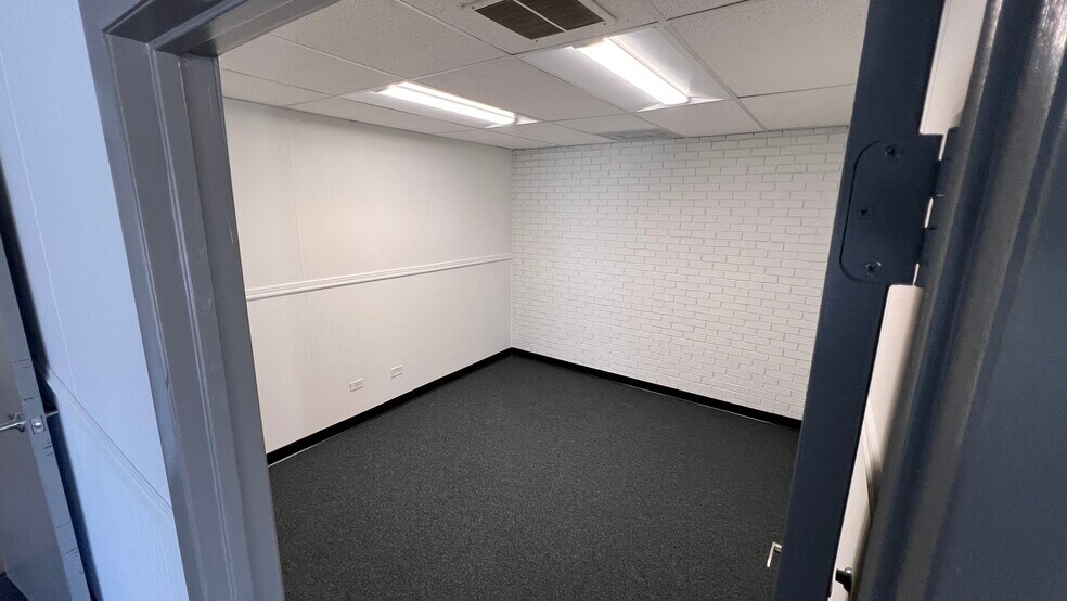 More Photos Of 4700 W 137th St, Crestwood Warehouse For Lease