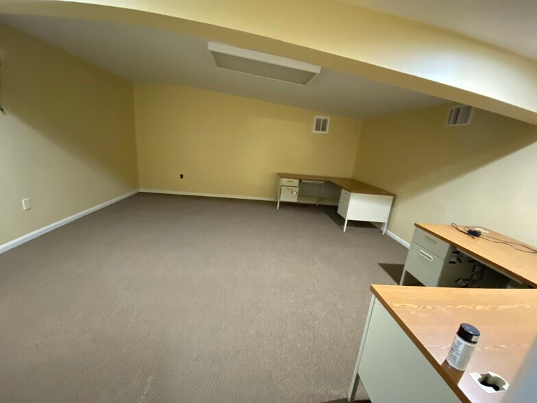 More Photos Of 11115 Neeshaw Dr, Houston Warehouse For Lease