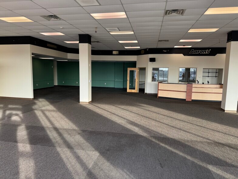 More Photos Of 1418 E 4th Ave, Hutchinson Freestanding For Lease