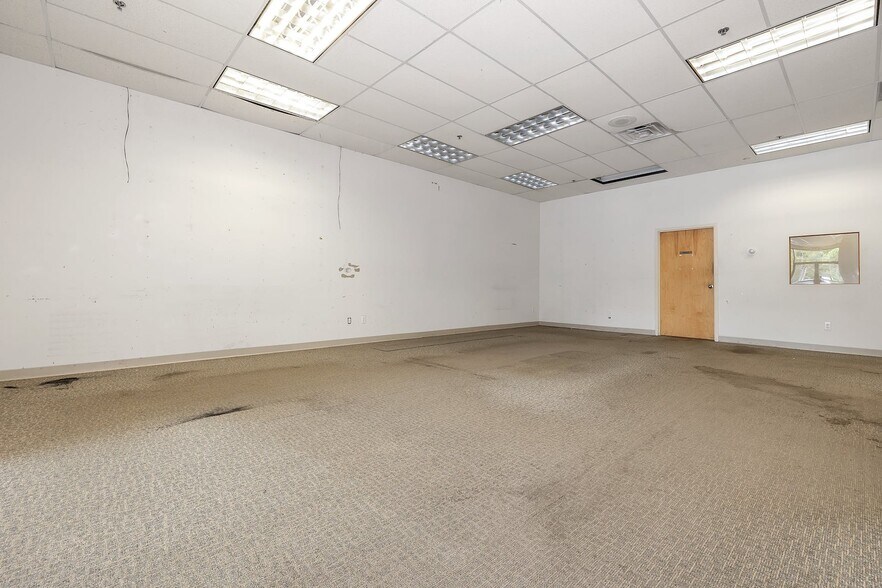 More Photos Of 27 N Middletown Rd, Nanuet Freestanding For Lease