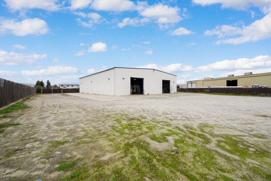 More Photos Of 6303 Seven Seas Ave, Bakersfield Warehouse For Lease