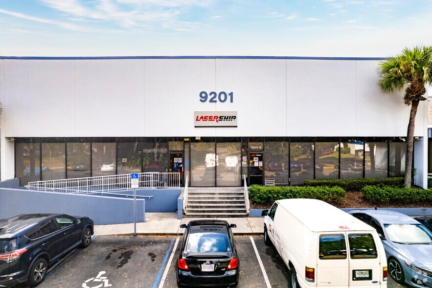 More Photos Of 9201 King Palm Dr, Tampa Warehouse For Lease