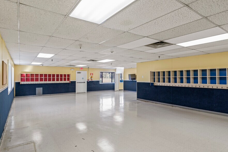 More Photos Of 211 Edds Ln, Sterling Schools For Lease