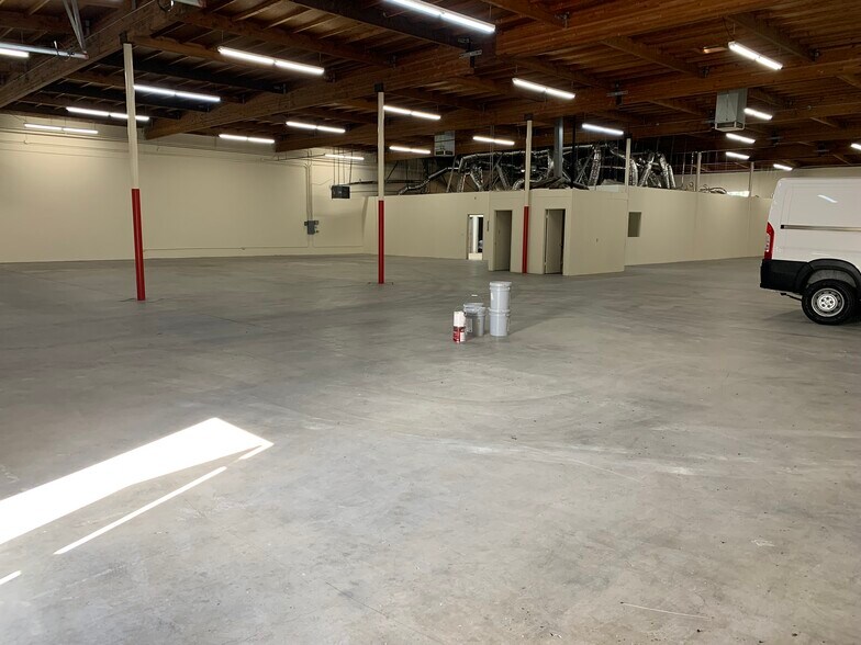 More Photos Of 15044-15054 Keswick St, Van Nuys Warehouse For Lease