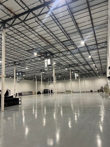 More Photos Of 440 W Kennedy Blvd, Orlando Industrial For Lease