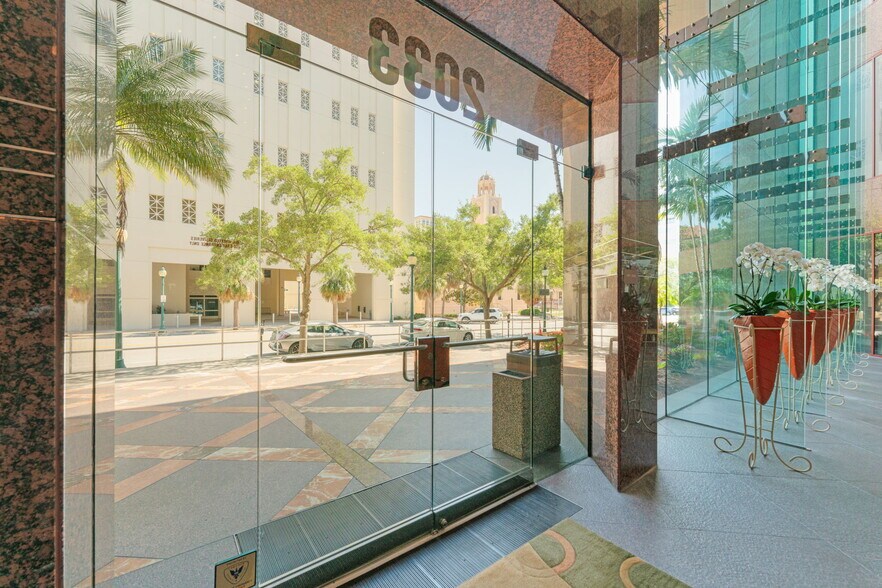 More Photos Of 2033 Main St, Sarasota Office For Lease
