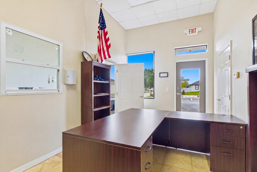 More Photos Of 1010 NE 9th St, Cape Coral Office For Sale