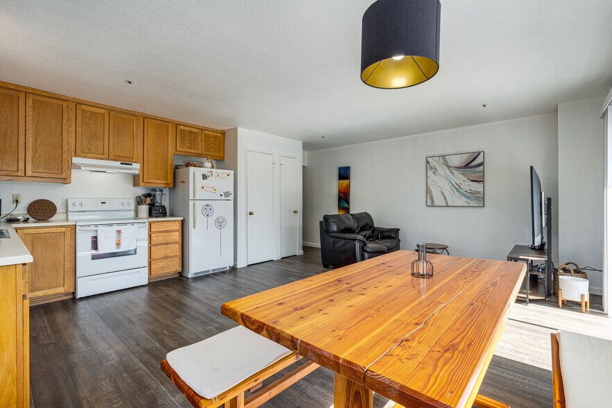 More Photos Of 1270 Broadway, Sonoma Freestanding For Sale