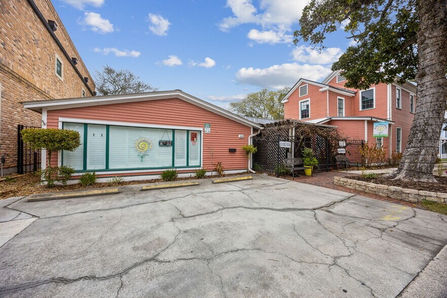 More Photos Of 218 Ash St, Fernandina Beach Freestanding For Sale