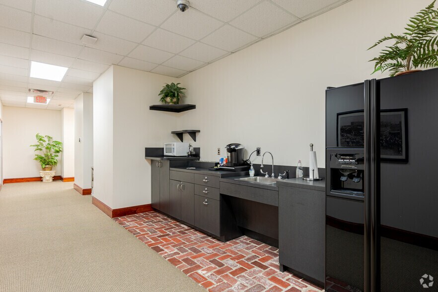 More Photos Of 601 S Main St, Grapevine General Retail For Lease